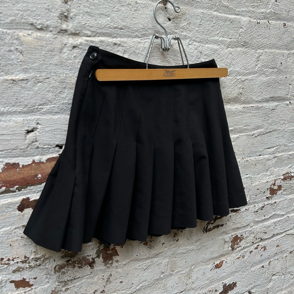 Women’s Small Pleated Black Mini Y2K 90’s timeless Skirt by Talula’s size 2